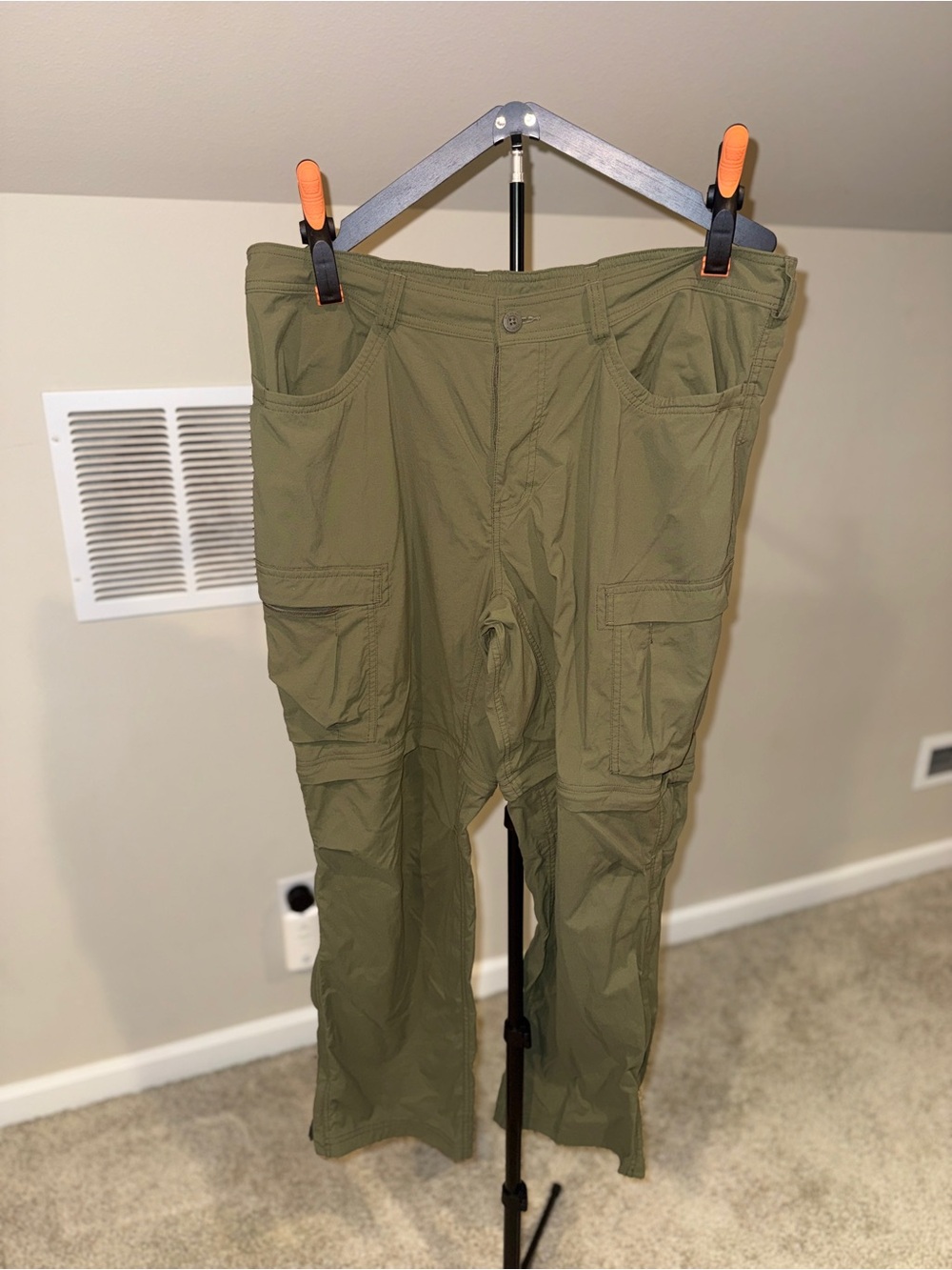 REI Sahara Men’s Cargo Pants in Shaded Olive Green - Picture 2 of 7